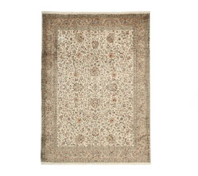 BEIGE ORIENTAL RUG WITH A FLORAL DESIGN